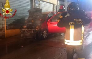 Auto in fiamme a Bono, intervento dei Vigili del fuoco
