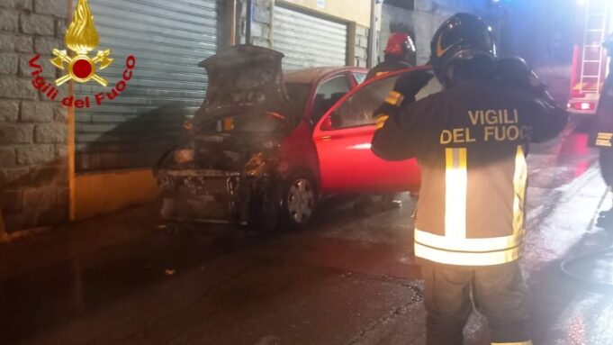 Auto in fiamme a Bono, intervento dei Vigili del fuoco