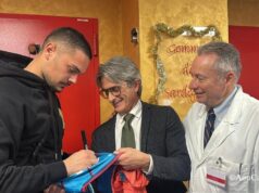 Caprile, donate 100 magliette al Policlinico: “Grazie per la nascita di Edo” | Video
