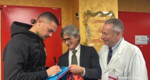 Caprile, donate 100 magliette al Policlinico: “Grazie per la nascita di Edo” | Video
