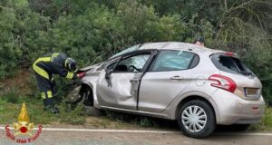 Olbia, con l’auto fuori strada: donna estratta dalle lamiere e poi in ospedale