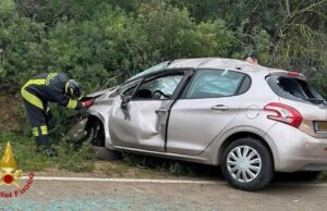 Olbia, con l’auto fuori strada: donna estratta dalle lamiere e poi in ospedale