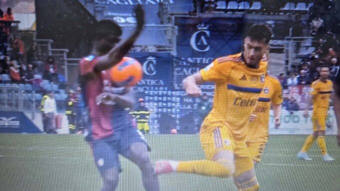 Cagliari-Pisa, il rigore per i toscani fa discutere