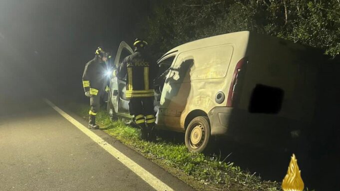 Incidente a Porto Torres, scontro tra auto e furgone che escono fuori strada