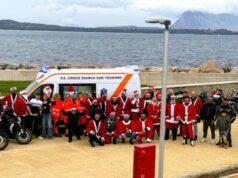 San Teodoro, tanti Babbo Natale in moto portano i doni ai bambini