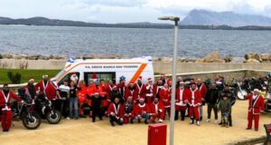 San Teodoro, tanti Babbo Natale in moto portano i doni ai bambini