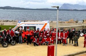 San Teodoro, tanti Babbo Natale in moto portano i doni ai bambini