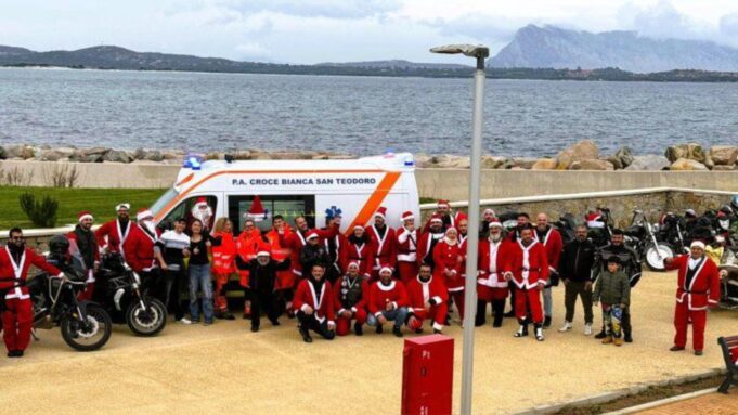 San Teodoro, tanti Babbo Natale in moto portano i doni ai bambini