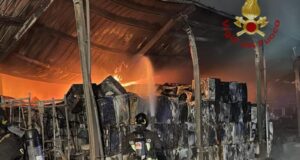 Paura a Macchiareddu, grosso incendio in azienda di rifiuti metallici ed elettronici | Video