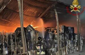 Paura a Macchiareddu, grosso incendio in azienda di rifiuti metallici ed elettronici | Video