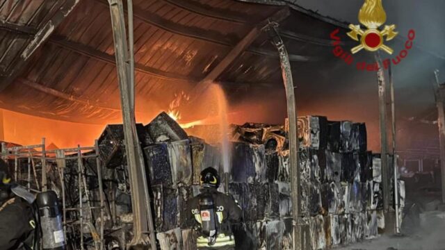 Paura a Macchiareddu, grosso incendio in azienda di rifiuti metallici ed elettronici | Video