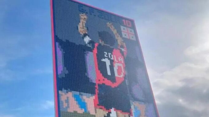 Omaggio a Gianfranco Zola, ritratto fatto interamente di mattoncini Lego