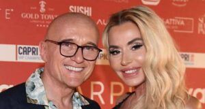 Caso Signorini, Valeria Marini lo difende: “Merita rispetto” | Pioggia di insulti