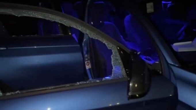 Cagliari, auto distrutte durante il concerto di EroCaddeo: malviventi in fuga | Video