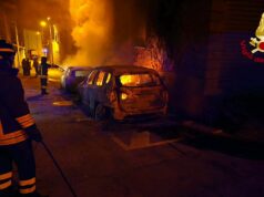 Incendio nella notte a Teti, in fiamme tre auto