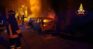 Incendio nella notte a Teti, in fiamme tre auto