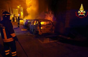 Incendio nella notte a Teti, in fiamme tre auto