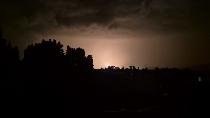 Saras, fiamme altissime: ansia a Capoterra e Sarroch | Video