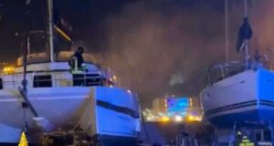 Incendio a Olbia, fiamme all’interno di un catamarano: nessun ferito