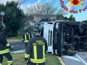 Arzachena, camion si ribalta e trancia diversi cavi elettrici