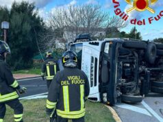 Arzachena, camion si ribalta e trancia diversi cavi elettrici