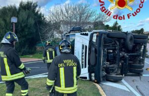 Arzachena, camion si ribalta e trancia diversi cavi elettrici
