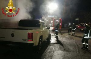 Paura a Nuoro, auto in fiamme nella notte