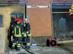 Sassari, incendio in un negozio di via Asproni: evacuato un appartamento
