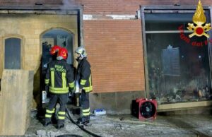 Sassari, incendio in un negozio di via Asproni: evacuato un appartamento