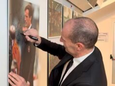 Allegri non dimentica e ringrazia il Cagliari: firma la sua foto nel museo rossoblù