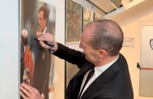 Allegri non dimentica e ringrazia il Cagliari: firma la sua foto nel museo rossoblù