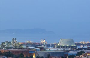 Sarroch, fumo nero e fiammate alla Saras: il sindaco chiede un incontro