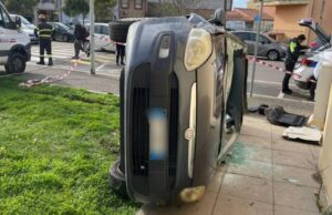 Paura ad Oristano, auto sbanda colpendo un albero e ribaltandosi