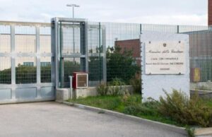 Tensione al carcere di Bancali, detenuto distrugge la cella e aggredisce gli agenti
