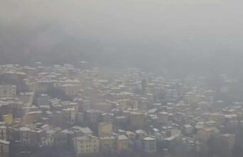 Neve e gelo sulla Sardegna, tetti imbiancati nel centro dell’Isola