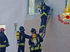 Arzachena, vasto incendio divampato in un deposito di termoidraulica