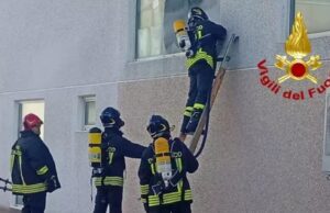 Arzachena, vasto incendio divampato in un deposito di termoidraulica