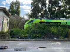 Tragedia sfiorata a Oristano, auto bloccata sui binari: il treno riesce a fermarsi