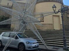 Oristano, il vento sradica la grande stella natalizia che cade sopra un’auto