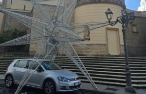 Oristano, il vento sradica la grande stella natalizia che cade sopra un’auto