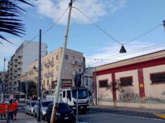 Cagliari, palo della luce a rischio caduta: viale Bonaria chiuso al traffico
