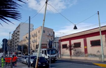 Cagliari, palo della luce a rischio caduta: viale Bonaria chiuso al traffico