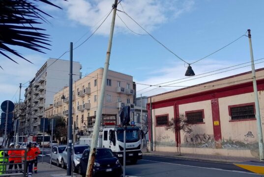 Cagliari, palo della luce a rischio caduta: viale Bonaria chiuso al traffico