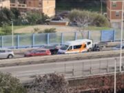 Cagliari, schianto sull’Asse Mediano: ambulanza imbottigliata nel traffico | Video