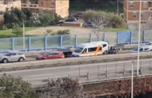 Cagliari, schianto sull’Asse Mediano: ambulanza imbottigliata nel traffico | Video