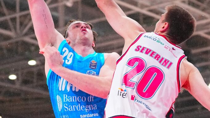 Basket, Dinamo Sassari travolta a Reggio Emilia: finisce 90-68