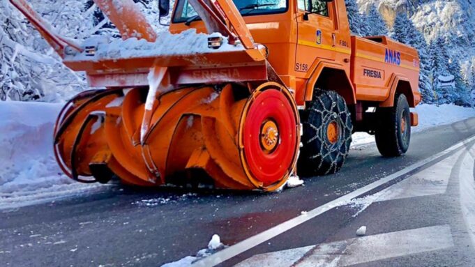 Neve e gelo sulle strade della Sardegna, mezzi Anas in azione | Video