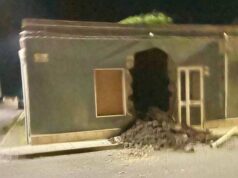 Pericolo a Simaxis, crolla la facciata di una vecchia abitazione in mattoni crudi