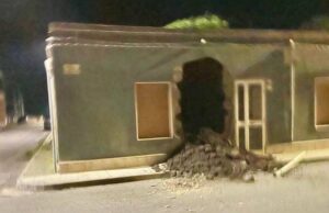 Pericolo a Simaxis, crolla la facciata di una vecchia abitazione in mattoni crudi