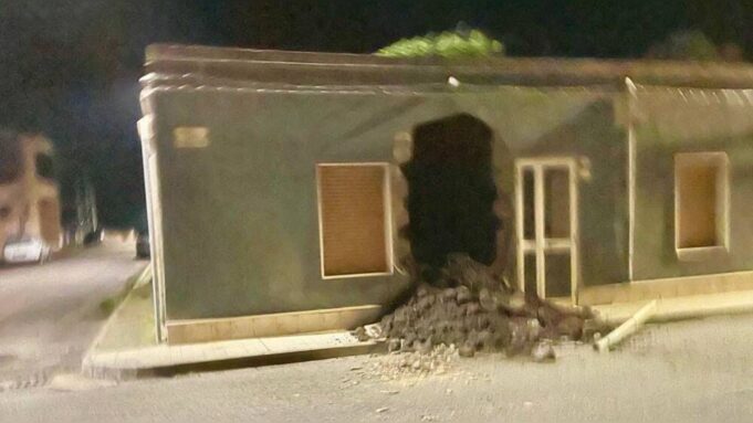 Pericolo a Simaxis, crolla la facciata di una vecchia abitazione in mattoni crudi